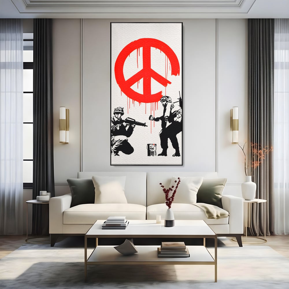 Tablou canvas cu ilustratie graffiti cu soldati si semnul pacii, in rama de aluminiu negru, pe perete intr-un living
